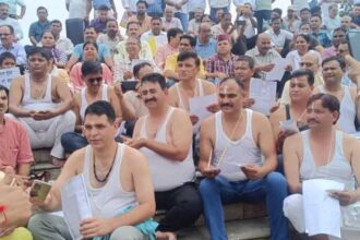 राजकीय शिक्षक संघ उत्तराखंड ने गंगा तट पर जताया विरोध, 17 सितंबर को सीएम आवास कूच का आह्वान-Newsnetra 6 IMG 20250914 WA0142