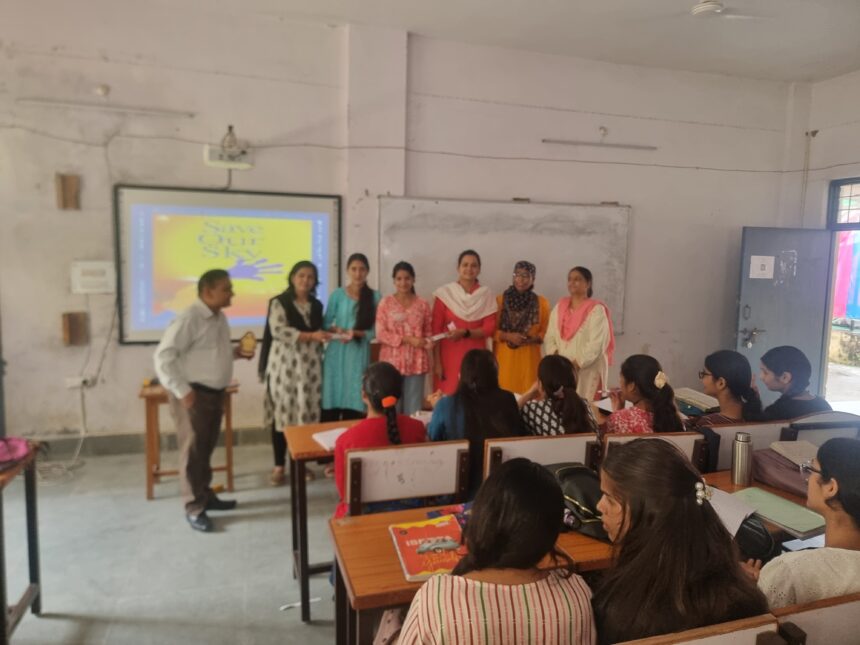 ओजोन परत संरक्षण और पर्यावरण जागरूकता के लिए रामचंद्र उनियाल कॉलेज के वनस्पति विज्ञान विभाग ने आयोजित किया विविध कार्यक्रम-Newsnetra 3 IMG 20250916 WA0006