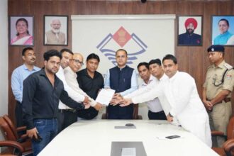 यूकेएसएसएससी परीक्षा निरस्तीकरण का विरोध, छात्रों ने मुख्यमंत्री को सौंपा ज्ञापन-Newsnetra 4 IMG 20250923 WA0012