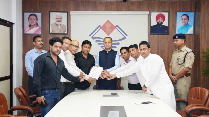 यूकेएसएसएससी परीक्षा निरस्तीकरण का विरोध, छात्रों ने मुख्यमंत्री को सौंपा ज्ञापन-Newsnetra 3 IMG 20250923 WA0012