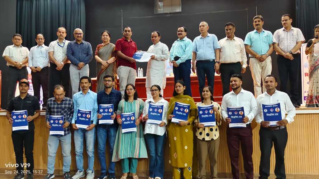 दून विश्वविद्यालय में उच्च शिक्षा मंत्री डॉ. धन सिंह रावत ने योग प्रशिक्षकों एवं प्रयोगशाला सहायकों को नियुक्ति पत्र सौंपे-Newsnetra 8 IMG 20250924 WA0106