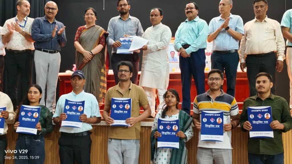 दून विश्वविद्यालय में उच्च शिक्षा मंत्री डॉ. धन सिंह रावत ने योग प्रशिक्षकों एवं प्रयोगशाला सहायकों को नियुक्ति पत्र सौंपे-Newsnetra 9 IMG 20250924 WA0107