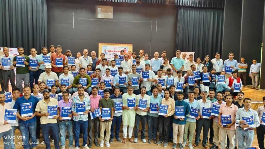 दून विश्वविद्यालय में उच्च शिक्षा मंत्री डॉ. धन सिंह रावत ने योग प्रशिक्षकों एवं प्रयोगशाला सहायकों को नियुक्ति पत्र सौंपे-Newsnetra 7 IMG 20250924 WA0108