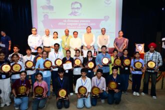 मुख्यमंत्री धामी ने मेधावी छात्रों को सम्मानित किया, कहा– एक-एक नकल माफिया को करेंगे गिरफ्तार-Newsnetra 10 IMG 20250925 WA0098