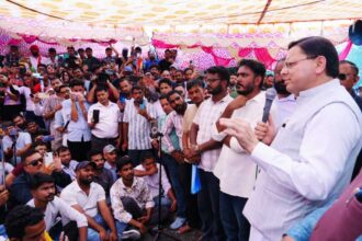 परेड ग्राउंड में आंदोलनरत युवाओं से मिले सीएम धामी, CBI जांच की संस्तुति का किया वादा-Newsnetra 12 IMG 20250929 WA0036