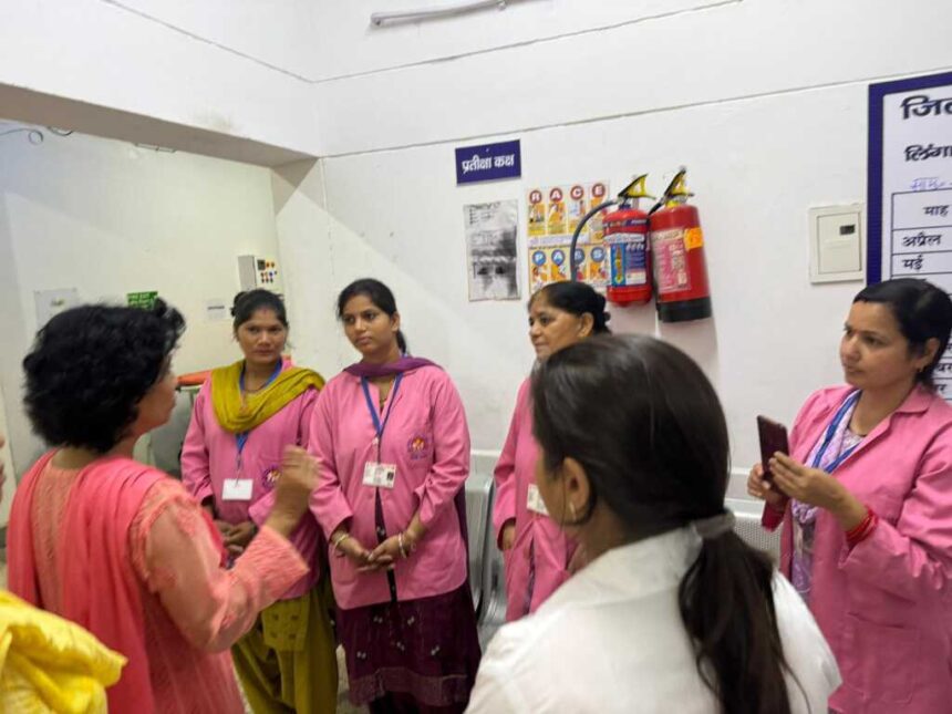 देहरादून : “स्वस्थ नारी, सशक्त परिवार” थीम पर पोषण माह 2025, आंगनवाड़ी केंद्रों पर अभिभावक बैठकें आयोजित-Newsnetra 3 IMG 20250929 WA0037