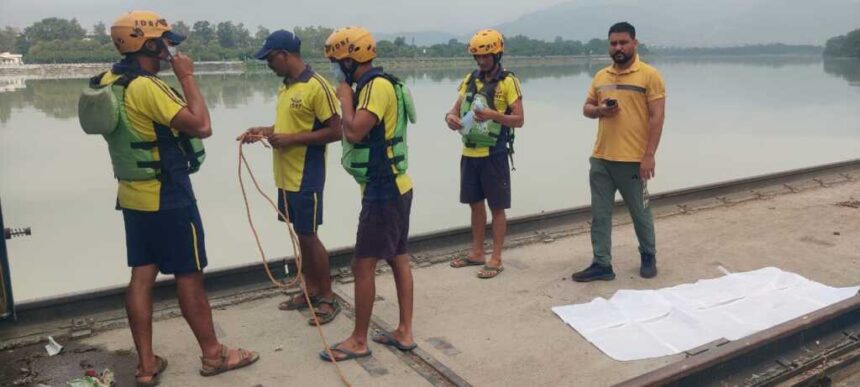 ऋषिकेश : नीम बीच पर डूबे युवक का शव SDRF ने पांच दिन बाद पशुलोक बैराज से बरामद किया-Newsnetra 3 IMG 20250929 WA0065