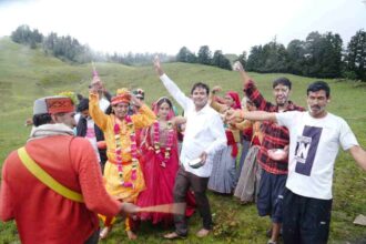 ढोल-दमाऊं की थाप और दूध-मक्खन से खेली मखमली बुग्याल में होली, दयारा बुग्याल में मना अनूठा बटर फेस्टिवल-Newsnetra 11 btara fasataval bd3fe6b525edc4f92386b38cea713149