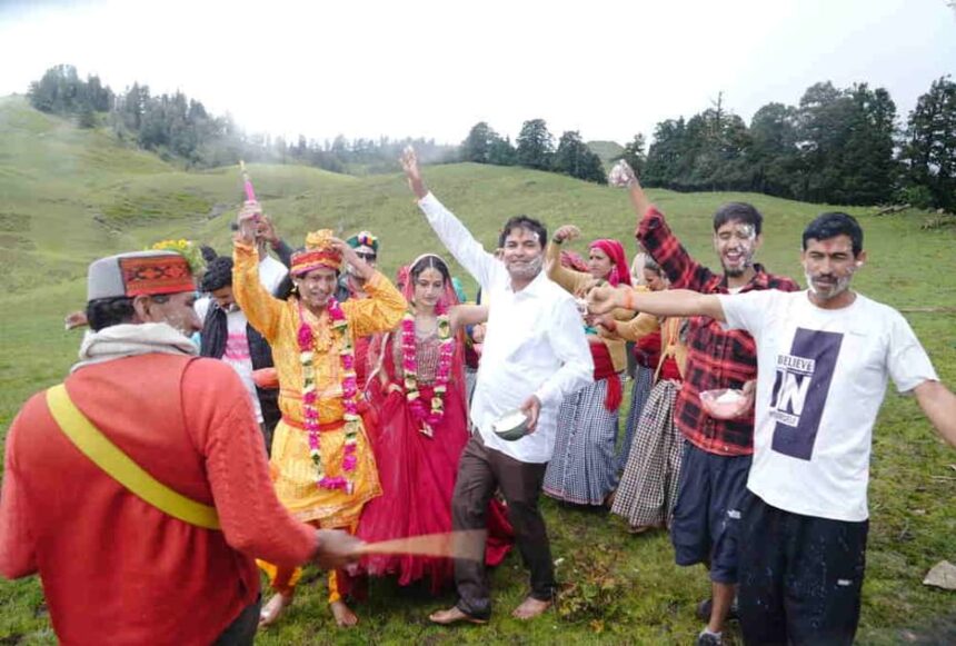ढोल-दमाऊं की थाप और दूध-मक्खन से खेली मखमली बुग्याल में होली, दयारा बुग्याल में मना अनूठा बटर फेस्टिवल-Newsnetra 3 btara fasataval bd3fe6b525edc4f92386b38cea713149