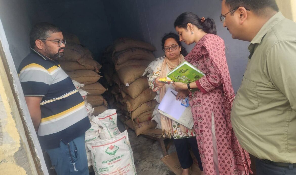 नमक मिलावट की शिकायतों पर कार्रवाई, जिलाधिकारी गढ़वाल के निर्देश पर संयुक्त टीम ने सभी तहसीलों की गल्ला दुकानों पर औचक निरीक्षण कर नमूने लिए-Newsnetra 4 fb img 1757082056894391434078690138954