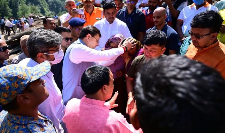 चमोली आपदा: सीएम धामी ने नंदानगर क्षेत्र का दौरा कर प्रभावितों को दी 5-5 लाख की सहायता-Newsnetra 5 fb img 17583880602726811343239312813911