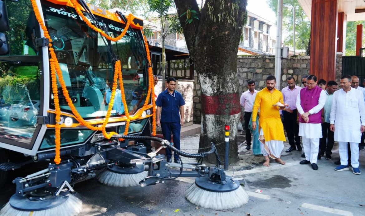 देहरादून को स्वच्छ व आधुनिक बनाने की दिशा में बड़ा कदम: सीएम धामी ने वैक्यूम बेस्ड रोड स्वीपिंग मशीन को किया फ्लैग ऑफ-Newsnetra 5 fb img 17589038431494033868556138786569
