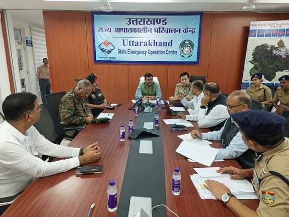 मुख्य सचिव आनंद बर्द्धन ने राज्य आपातकालीन परिचालन केंद्र से अतिवृष्टि जनित आपदा प्रबंधन कार्यों की समीक्षा की, मुख्यमंत्री धामी ने प्रभावित क्षेत्रों का किया निरीक्षण-Newsnetra 3 images 24 1