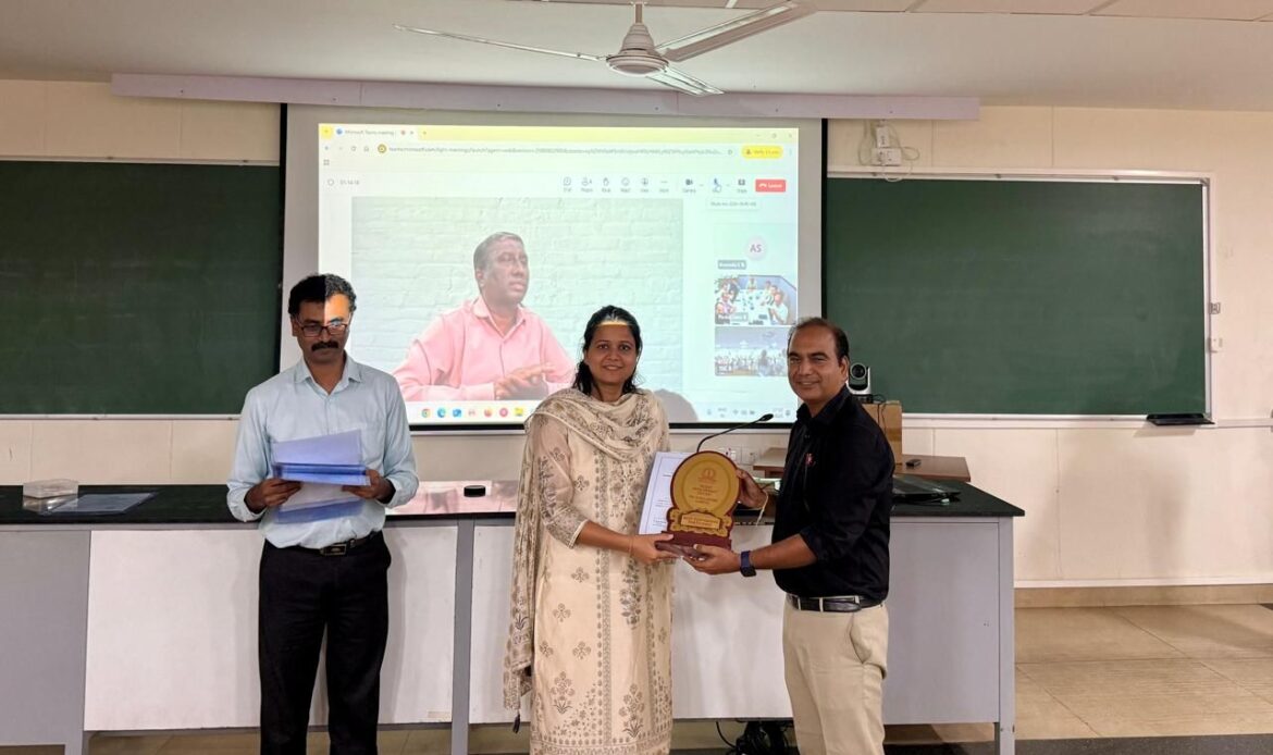 आईआईएससी बेंगलुरु में आयोजित फैकल्टी डेवलपमेंट प्रोग्राम में पीजी कॉलेज उत्तरकाशी की डॉ. आराधना को मिला सर्वश्रेष्ठ प्रतिभागी का सम्मान-Newsnetra 5 img 20250903 wa00035929239542354461445