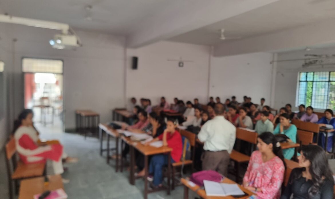 ओजोन परत संरक्षण और पर्यावरण जागरूकता के लिए रामचंद्र उनियाल कॉलेज के वनस्पति विज्ञान विभाग ने आयोजित किया विविध कार्यक्रम-Newsnetra 4 img 20250916 wa00057386495707216034384