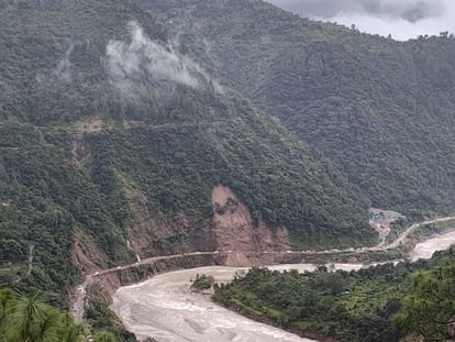 रुद्रप्रयाग-गौरीकुंड हाईवे पर बांसबाड़ा में भूस्खलन, केदारघाटी में जरूरी सामान की किल्लत-Newsnetra 3 ratharaparayaga garakada haiiva 8b4c654fde5c0666e42f467ae6c71d9a