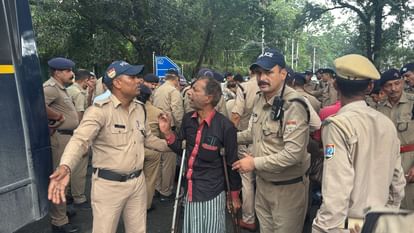दिव्यांगों का मुख्यमंत्री आवास कूच, पेंशन वृद्धि व रोजगार की मांग पर जमकर प्रदर्शन; कई हिरासत में-Newsnetra 3 saema aavasa kaca ka tharana thavayaga ka harasata ma lya 2462949ade30d129cf9bb9353ccba96f