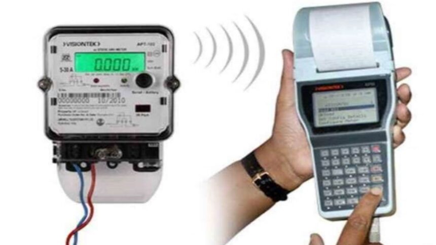 मीटर में हेराफेरी का बड़ा मामला: जेई और प्रभारी अधिशासी अभियंता निलंबित, यूपीसीएल ने तीन सदस्यीय समिति बनाई-Newsnetra 3 27 08 2022 meter reading for electricity bill scam 23017574