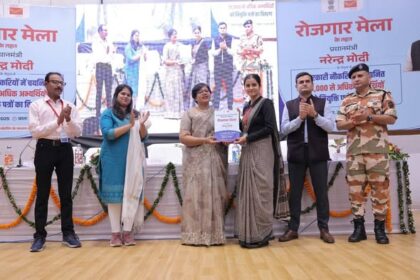 प्रधानमंत्री नरेन्द्र मोदी द्वारा देशभर में 51,000 युवाओं को नियुक्ति पत्र वितरण, देहरादून में आयोजित हुआ रोजगार मेला-Newsnetra 18 571265614 1127652189537811 7382521311981213549 n