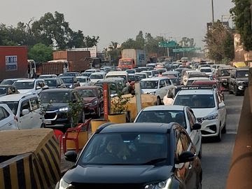 छठ पूजा पर दून पुलिस का ट्रैफिक प्लान जारी, भीड़भाड़ वाले इलाकों में आतिशबाजी व डीजे पर रहेगा प्रतिबंध-Newsnetra 3 672107ae 7867 4b8f a74c e32f3b0e4578 1761481193464