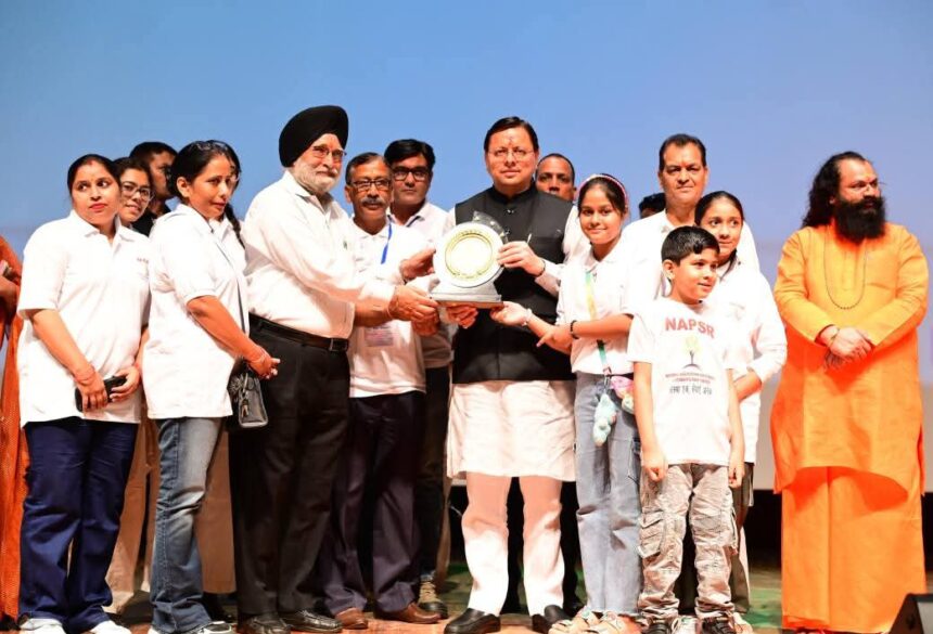 आपदा योद्धाओं को मुख्यमंत्री धामी ने किया सम्मानित, कहा—आपदा में मानवता की सबसे बड़ी मिसाल पेश की-Newsnetra 3 FB IMG 1759589710467