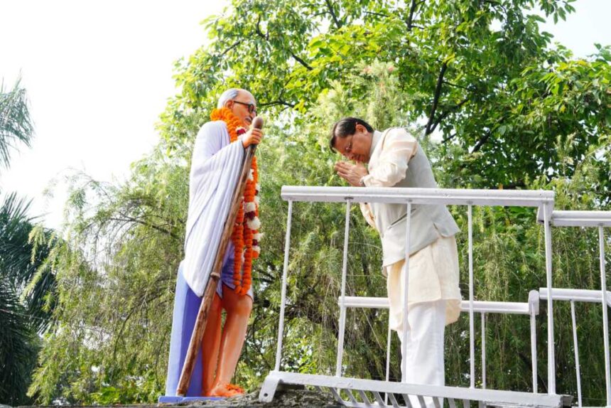 गांधी जयंती पर मुख्यमंत्री धामी ने गांधी प्रतिमा पर माल्यार्पण कर किया नमन-Newsnetra 3 IMG 20251002 WA0046