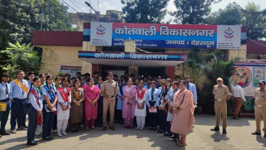 दून पुलिस का जागरूकता अभियान: छात्र-छात्राओं को नये आपराधिक कानून, साइबर अपराध और गौरा शक्ति एप की जानकारी-Newsnetra 9 IMG 20251004 WA0049 1