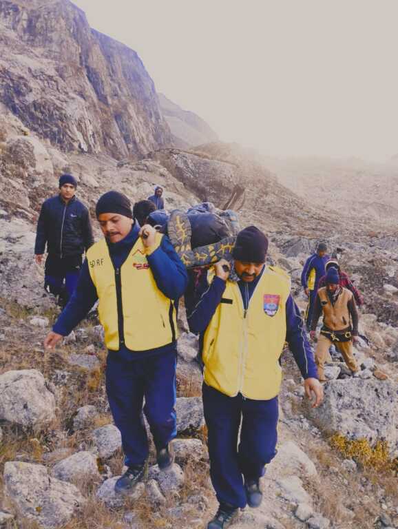 जनपद चमोली : सतोपंथ ट्रैक मार्ग पर फंसे ट्रैकर्स का एसडीआरएफ ने किया रेस्क्यू, एक मृतक का शव बरामद-Newsnetra 7 IMG 20251004 WA0093