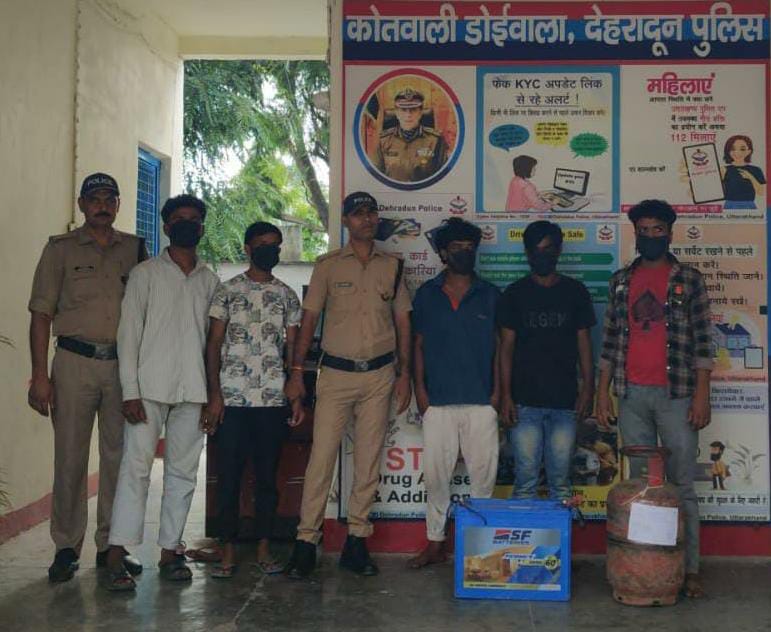 कोतवाली डोईवाला पुलिस ने सक्रिय मुखबिर तंत्र और CCTV जांच से 5 चोरों को धर-दबोचा, चोरी गए सामान की कीमत लगभग 25,000 रुपए-Newsnetra 3 IMG 20251005 WA0038