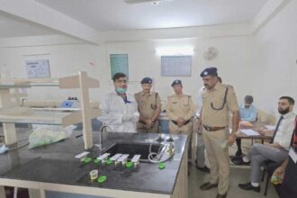 ड्रग्स फ्री कैम्पस अभियान के तहत दून पुलिस की बड़ी कार्रवाई, निजी शिक्षण संस्थान में औचक निरीक्षण-Newsnetra 17 IMG 20251009 WA0015