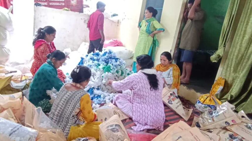 रायपुर ब्लॉक की महिलाओं ने बनाई 1.20 लाख एलईडी लड़ियाँ, वोकल फॉर लोकल को दिया नया आयाम-Newsnetra 11 IMG 20251009 WA0039