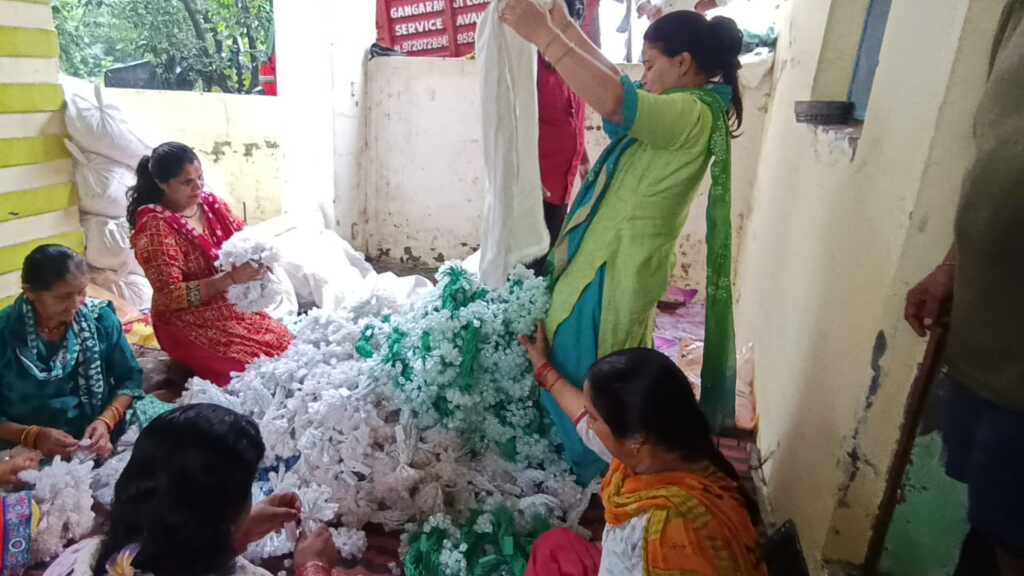 रायपुर ब्लॉक की महिलाओं ने बनाई 1.20 लाख एलईडी लड़ियाँ, वोकल फॉर लोकल को दिया नया आयाम-Newsnetra 15 IMG 20251009 WA0041