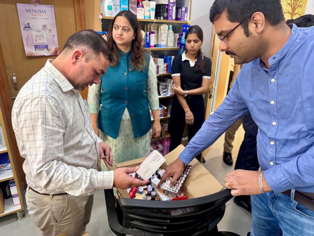 देहरादून में बैन कफ सिरप पर कार्रवाई: “Safe Drugs, Safe Life” अभियान के तहत मेडिकल स्टोरों का निरीक्षण, कई स्टोर सील-Newsnetra 16 IMG 20251009 WA0057