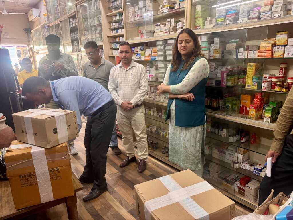 देहरादून में बैन कफ सिरप पर कार्रवाई: “Safe Drugs, Safe Life” अभियान के तहत मेडिकल स्टोरों का निरीक्षण, कई स्टोर सील-Newsnetra 18 IMG 20251009 WA0058