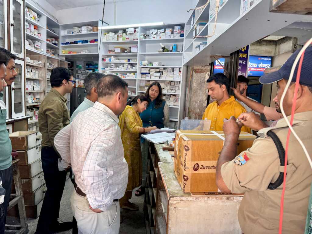 देहरादून में बैन कफ सिरप पर कार्रवाई: “Safe Drugs, Safe Life” अभियान के तहत मेडिकल स्टोरों का निरीक्षण, कई स्टोर सील-Newsnetra 21 IMG 20251009 WA0059