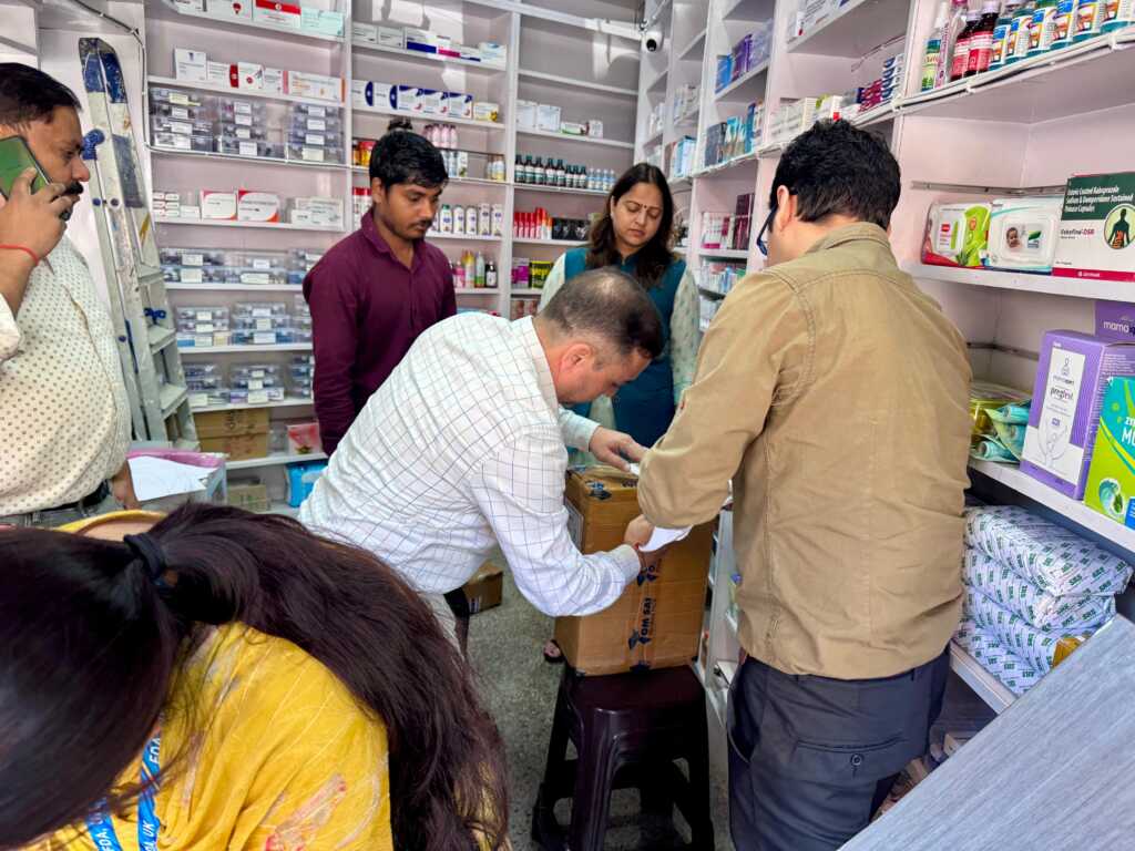 देहरादून में बैन कफ सिरप पर कार्रवाई: “Safe Drugs, Safe Life” अभियान के तहत मेडिकल स्टोरों का निरीक्षण, कई स्टोर सील-Newsnetra 20 IMG 20251009 WA0061