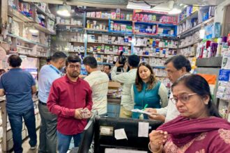 देहरादून में बैन कफ सिरप पर कार्रवाई: “Safe Drugs, Safe Life” अभियान के तहत मेडिकल स्टोरों का निरीक्षण, कई स्टोर सील-Newsnetra 23 IMG 20251009 WA0062