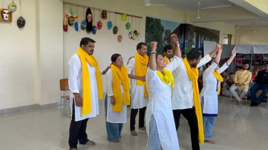 दून विश्वविद्यालय में थिएटर विभाग द्वारा सूचना का अधिकार अधिनियम पर नुक्कड़ नाटक का आयोजन-Newsnetra 3 IMG 20251011 WA0005