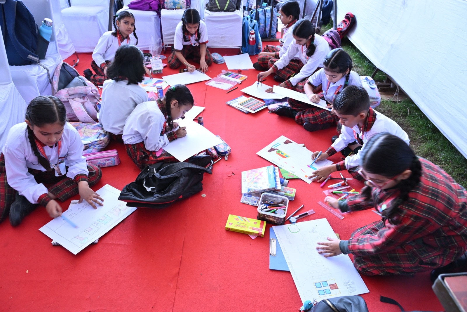 विरासत महोत्सव में आज हुई आर्ट प्रतियोगिता में दून इंटरनेशनल स्कूल ने प्रथम व द्वितीय दोनों पुरस्कार हथियाए-Newsnetra 57 IMG 20251013 WA0001