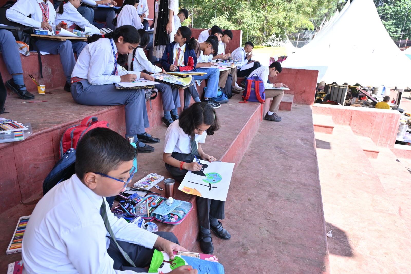 विरासत महोत्सव में आज हुई आर्ट प्रतियोगिता में दून इंटरनेशनल स्कूल ने प्रथम व द्वितीय दोनों पुरस्कार हथियाए-Newsnetra 51 IMG 20251013 WA0008