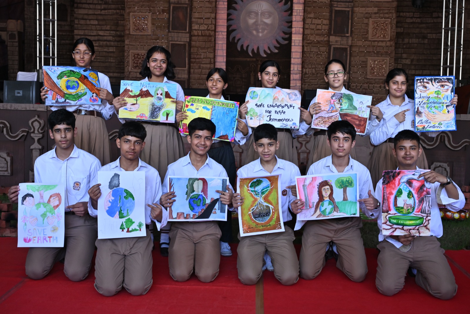 विरासत महोत्सव में आज हुई आर्ट प्रतियोगिता में दून इंटरनेशनल स्कूल ने प्रथम व द्वितीय दोनों पुरस्कार हथियाए-Newsnetra 46 IMG 20251013 WA0010