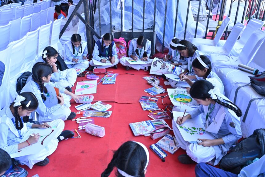 विरासत महोत्सव में आज हुई आर्ट प्रतियोगिता में दून इंटरनेशनल स्कूल ने प्रथम व द्वितीय दोनों पुरस्कार हथियाए-Newsnetra 3 IMG 20251013 WA0015