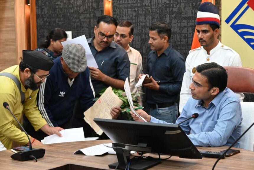 डीएम दरबार में न्याय, राहत और सख़्ती — गुंडा एक्ट से लेकर बुजुर्गों को पेंशन और इलाज तक तत्काल कार्रवाई-Newsnetra 3 IMG 20251013 WA0087