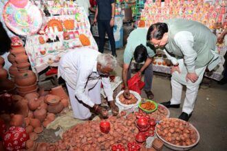 दीपावली पर स्वदेशी का संदेश: मुख्यमंत्री धामी ने की स्थानीय वस्तुओं की खरीद, कहा— “हर घर में जलें स्वदेशी के दीप”-Newsnetra 12 IMG 20251015 WA0146