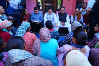 मुख्यमंत्री पुष्कर सिंह धामी ने आपदा प्रभावितों के बीच मनाई दीपावली, कहा—“सरकार हर पीड़ित परिवार के साथ खड़ी है”-Newsnetra 16 IMG 20251020 WA0087