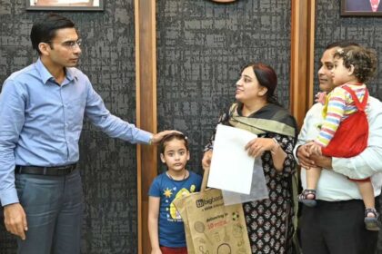 जनता दर्शन में उठी आवाज बनी मिसाल, डीएम सविन बंसल की पहल पर शिक्षिका को मिला न्याय और सम्मान-Newsnetra 18 IMG 20251025 WA0053