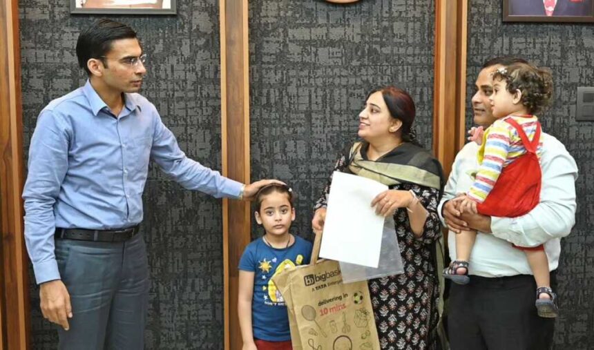 जनता दर्शन में उठी आवाज बनी मिसाल, डीएम सविन बंसल की पहल पर शिक्षिका को मिला न्याय और सम्मान-Newsnetra 3 IMG 20251025 WA0053