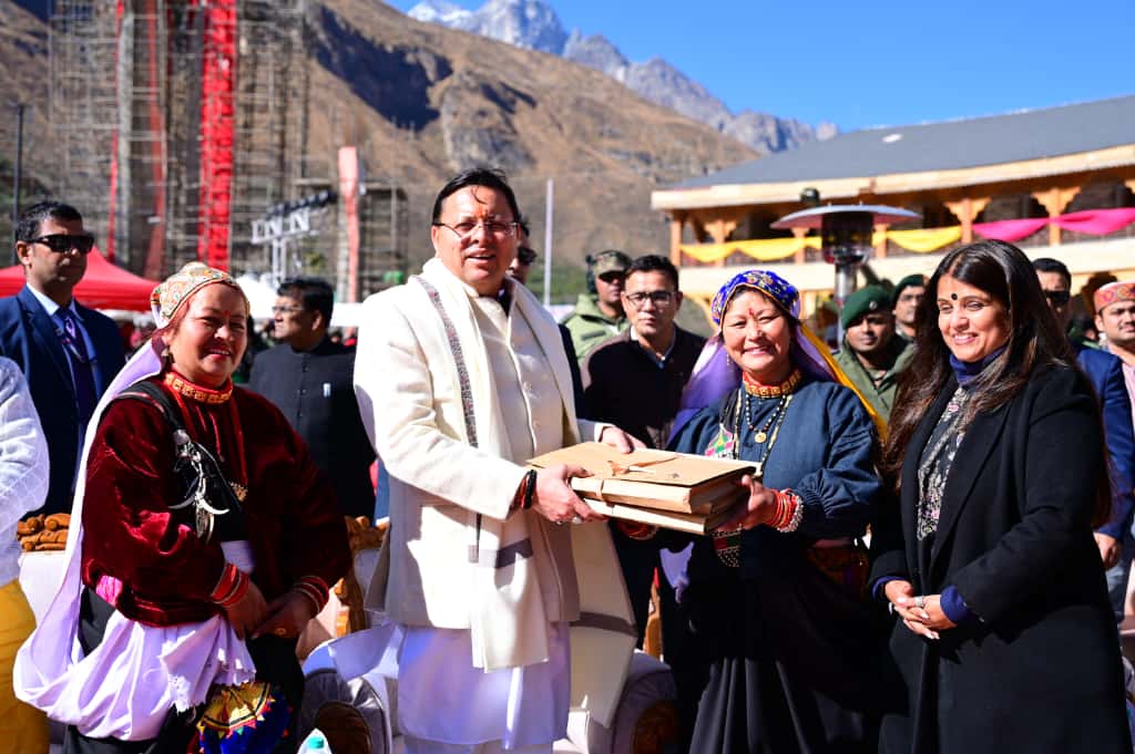 मुख्यमंत्री धामी ने किया ‘देवभूमि सांस्कृतिक महोत्सव 2025’ का समापन, कहा – सीमांत क्षेत्र माणा बनेगा सांस्कृतिक और पर्यटन हब-Newsnetra 23 IMG 20251026 WA0026