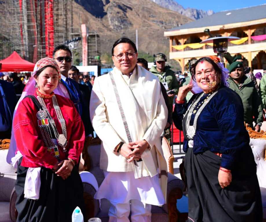 मुख्यमंत्री धामी ने किया ‘देवभूमि सांस्कृतिक महोत्सव 2025’ का समापन, कहा – सीमांत क्षेत्र माणा बनेगा सांस्कृतिक और पर्यटन हब-Newsnetra 25 IMG 20251026 WA0035