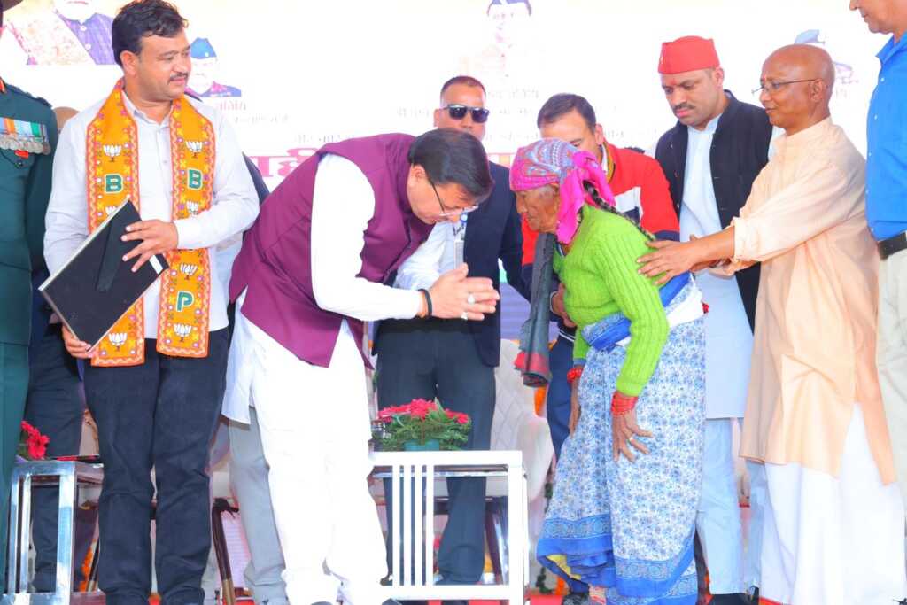 शहीद स्मरण समारोह में मुख्यमंत्री धामी ने रिखणीखाल को दी सौगातें, 102 करोड़ की योजनाओं का किया लोकार्पण-Newsnetra 21 IMG 20251026 WA0047